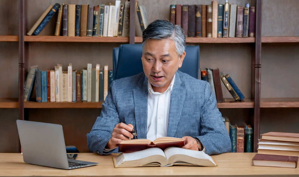 書斎で読書する男性 image