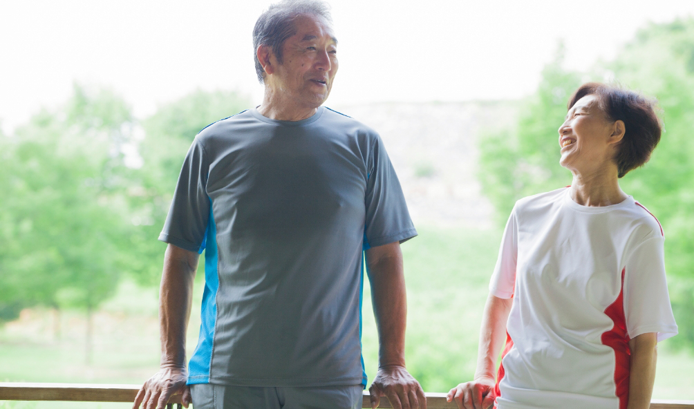 談笑するシニアカップル image