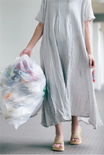 ゴミを捨てる女性