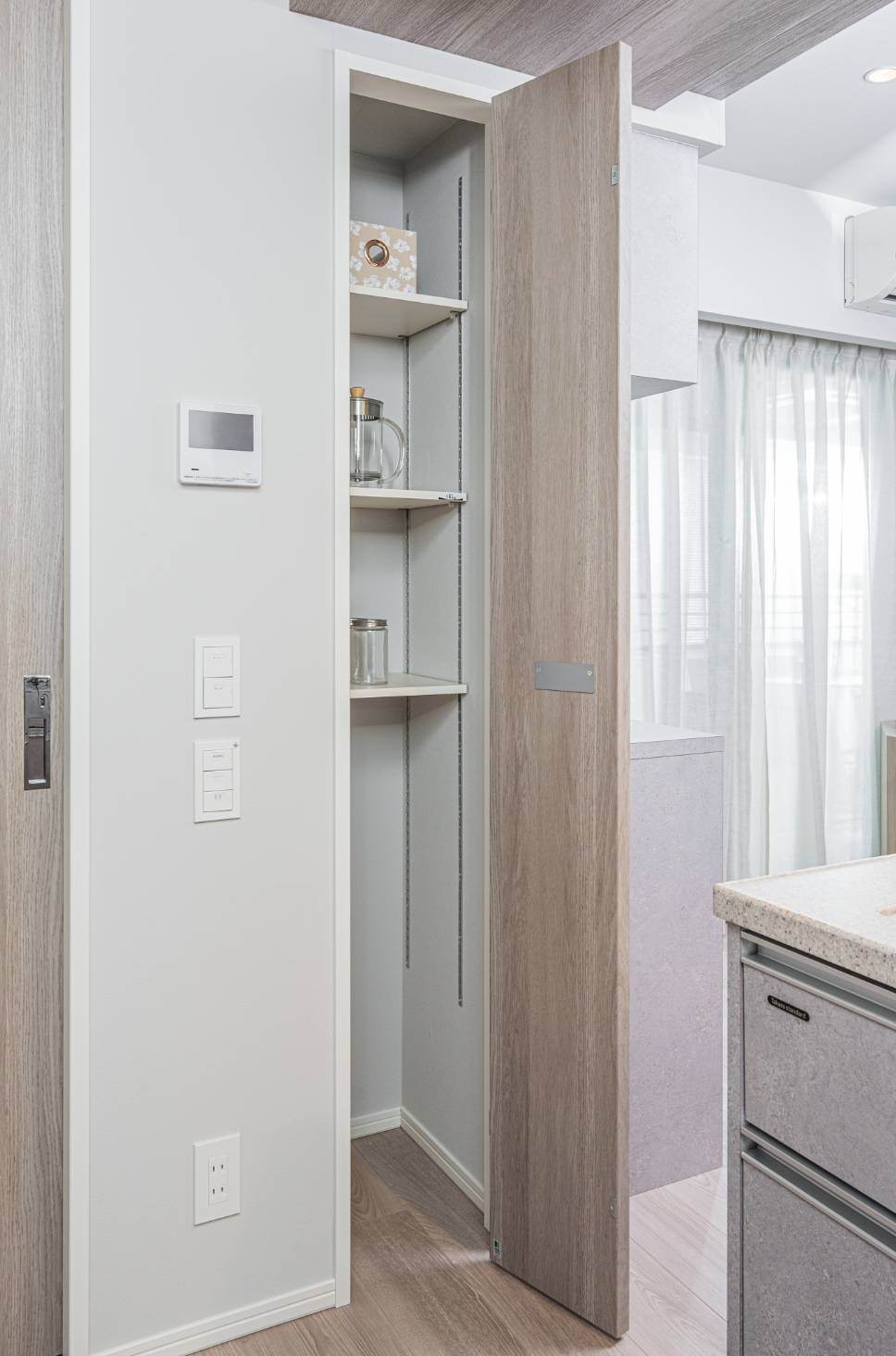 キッチン横物入