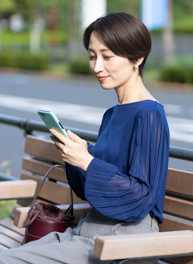 スマホを操作する女性 image